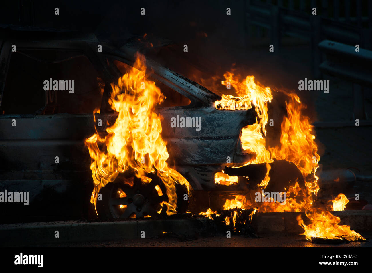 Gestohlenes Auto Feuer Benzin bombardiert Brandstiftung Feuer Stockfoto
