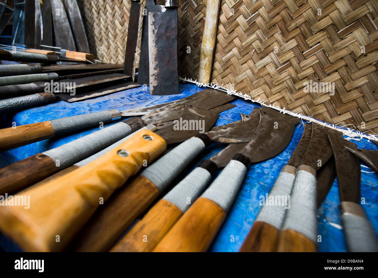 Sammlung von traditionellen Naga Stammes Waffen, Kisama, Kohima, Nagaland, Indien Stockfoto