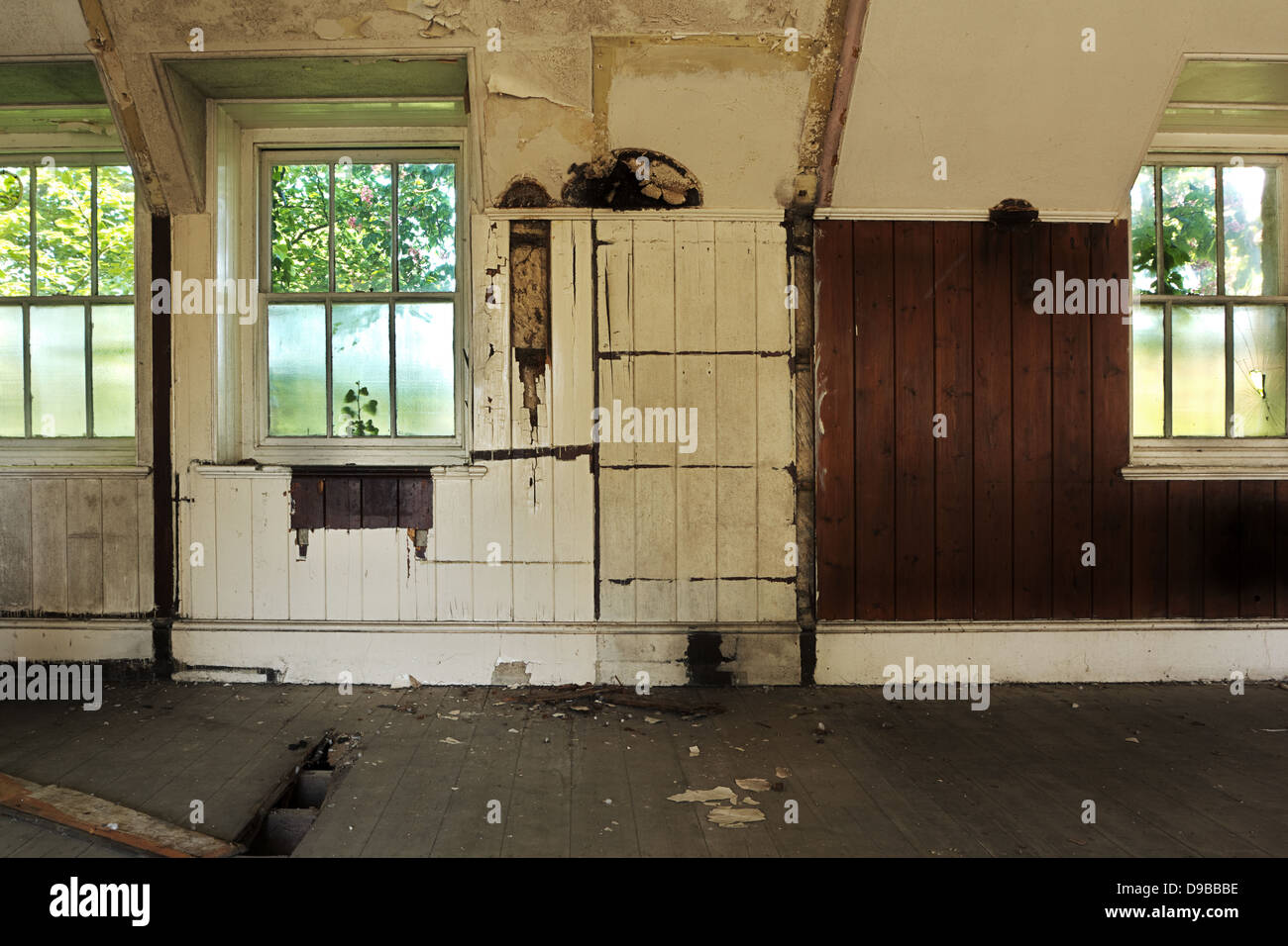 In einem verlassenen und verfallenen alten Gebäude Wand Stockfoto