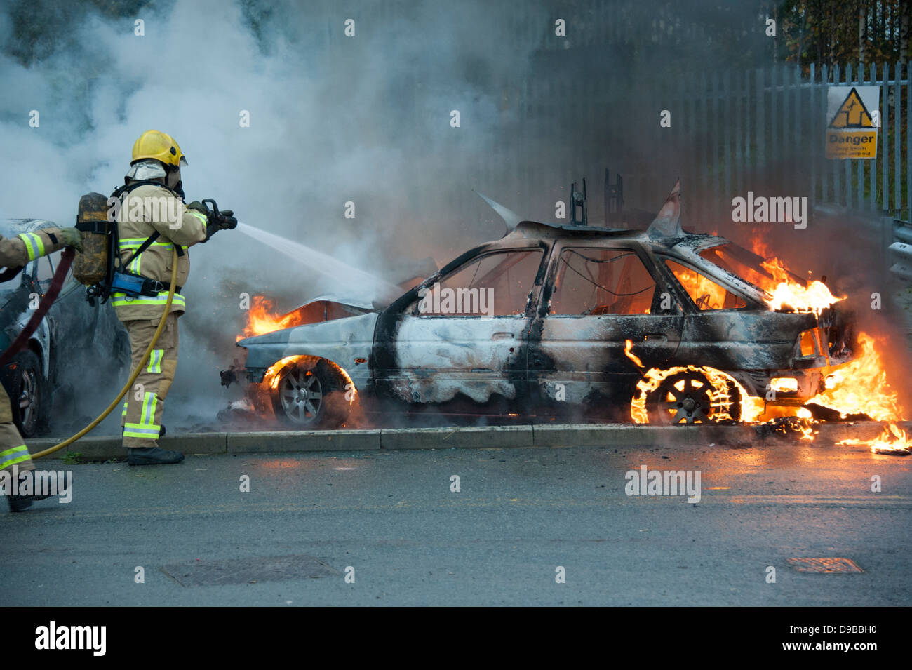 Gestohlenes Auto auf Feuer Brandstiftung Aufruhr, Unruhen Stockfoto