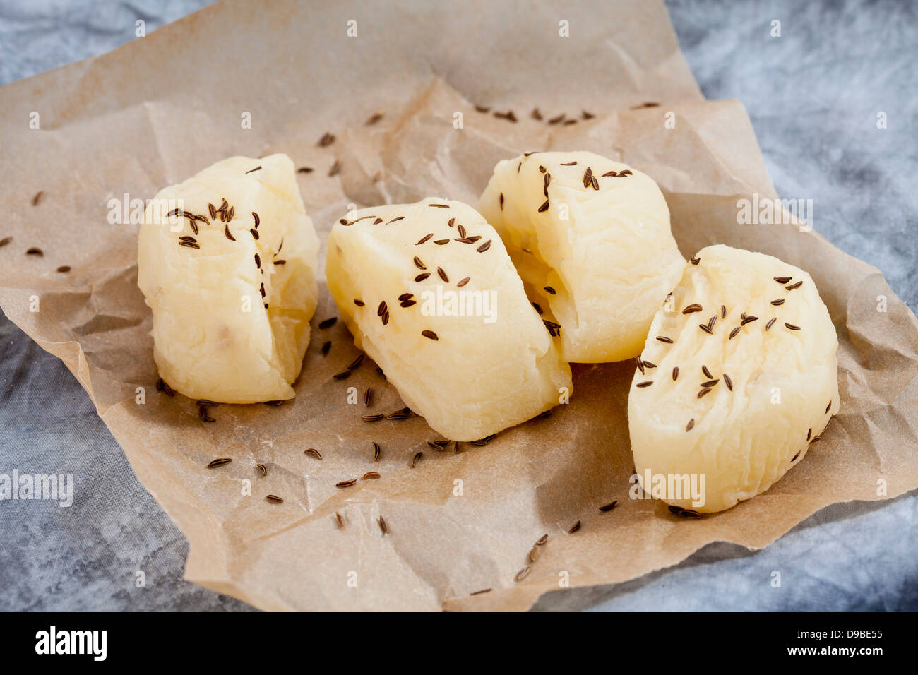 Harzer Roller Käse auf braunem Papier, Nahaufnahme Stockfoto