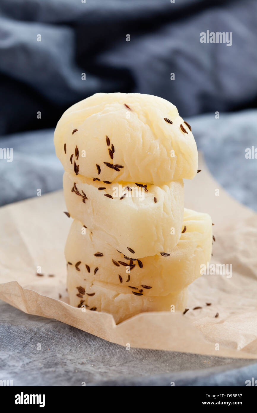 Harzer Roller Käse auf braunem Papier, Nahaufnahme Stockfoto