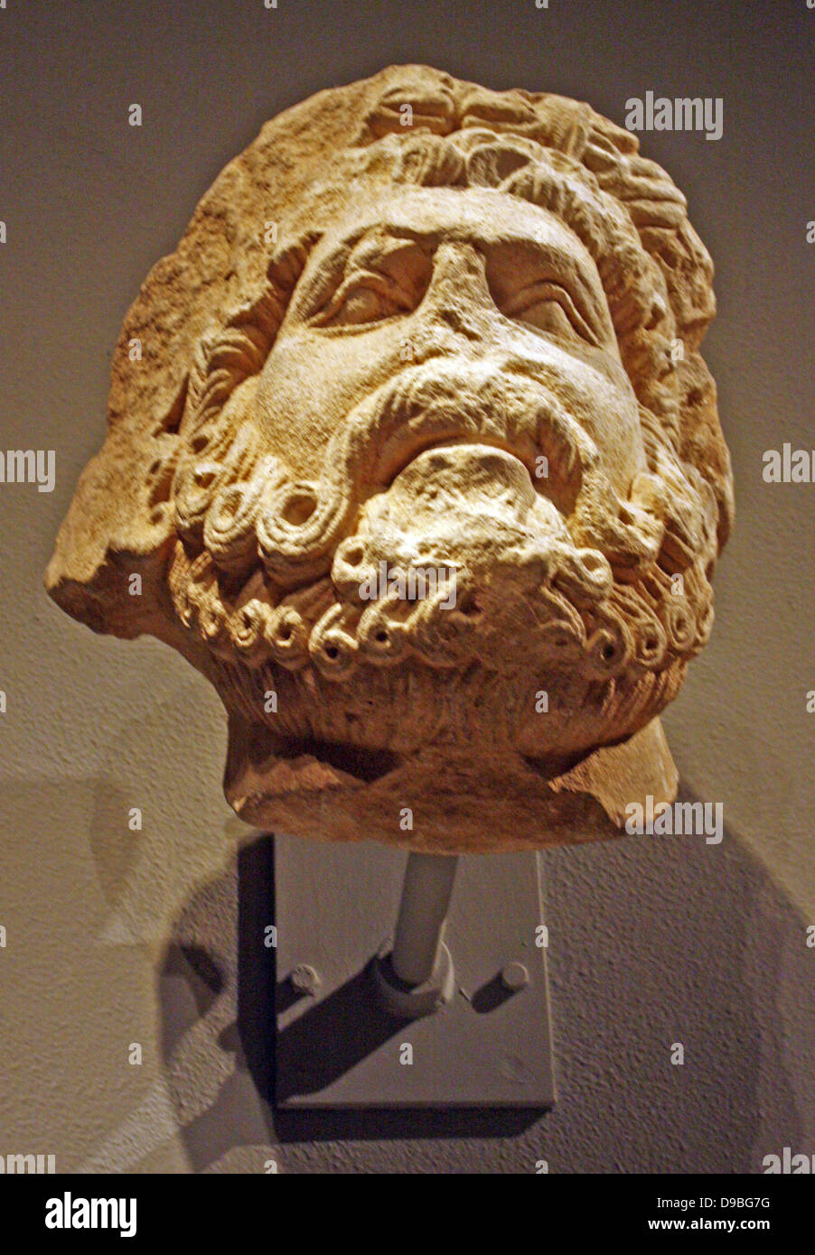 Kalkstein-Kopf eines bärtigen Mannes, möglicherweise Jupiter.  Italienischen Süden, möglicherweise Apolia.  Geschnitzte 1200-1300. Stockfoto