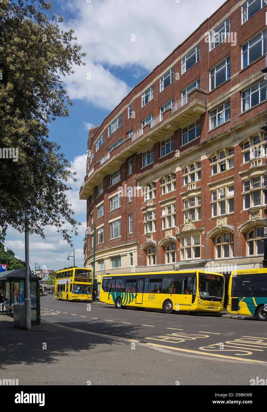 Bournemouth Stadtzentrum gelben Busse an den Haltestellen, Dorset, UK. Europa Stockfoto