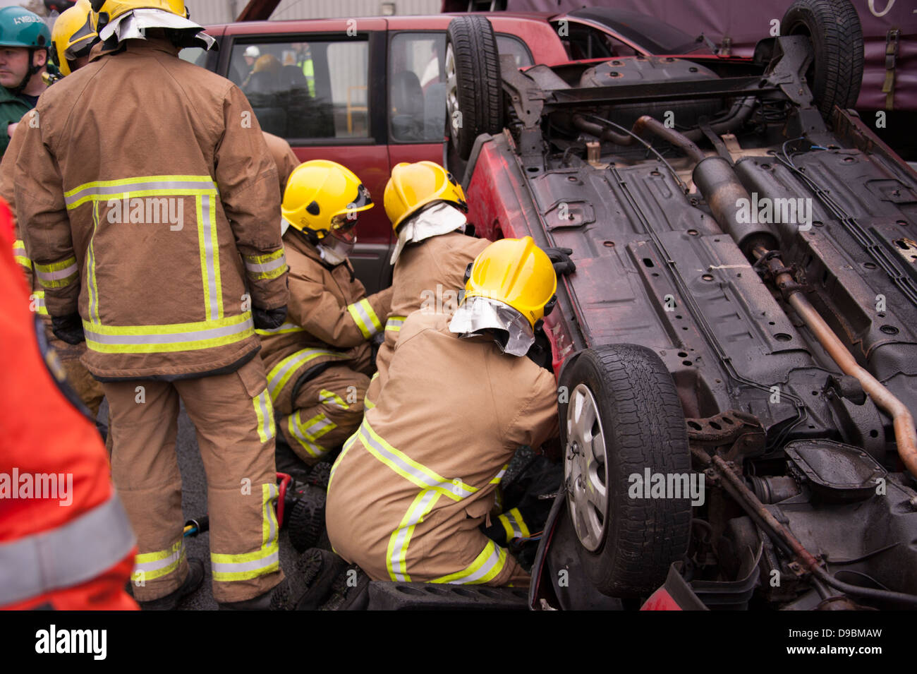 Auto abgestürzt auf dem Kopf nach unten Feuerwehr Rettung Treiber Stockfoto