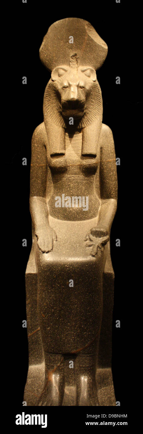 Statue der Göttin Sachmet, Neues Reich, 18, 1390-1152 v. Chr. Dynastie Sakhmet vertreten die Mächte der Gewalt, des unerwarteten Unfall und Krankheit. Sie hatte den Kopf einer Löwin und die Festplatte erkennt ihr, als die Tochter der Sonne Gottes. Stockfoto
