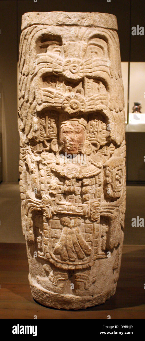 Maya Spalte. Spalten mit stehende Figur. Mexiko Maya. Ende 8. bis 9. Jahrhundert. Stein. Höhe 68,5 cm. Spalten mit geschnitzten relief Zahlen sind nicht üblich in Maya Architektur. Stockfoto