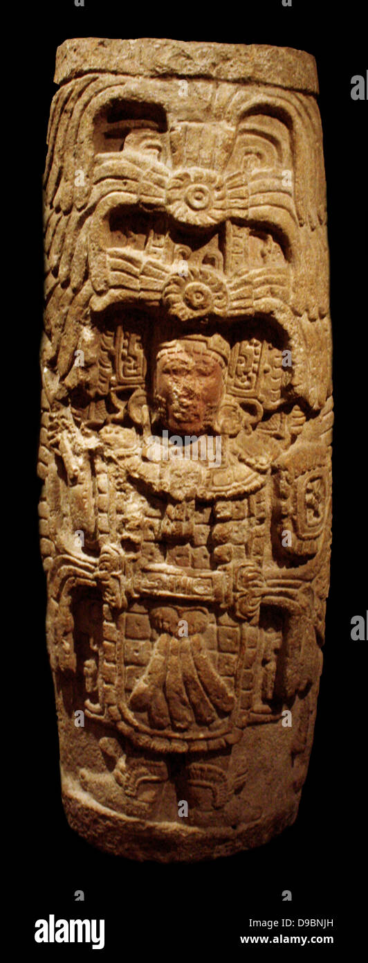 Maya Spalte. Spalten mit stehende Figur. Mexiko Maya. Ende 8. bis 9. Jahrhundert. Stein. Höhe 68,5 cm. Spalten mit geschnitzten relief Zahlen sind nicht üblich in Maya Architektur. Stockfoto