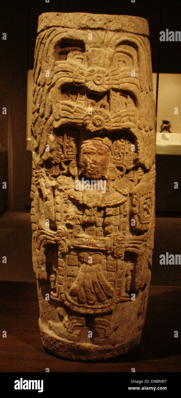 Maya Spalte. Spalten mit stehende Figur. Mexiko Maya. Ende 8. bis 9. Jahrhundert. Stein. Höhe 68,5 cm. Spalten mit geschnitzten relief Zahlen sind nicht üblich in Maya Architektur. Stockfoto