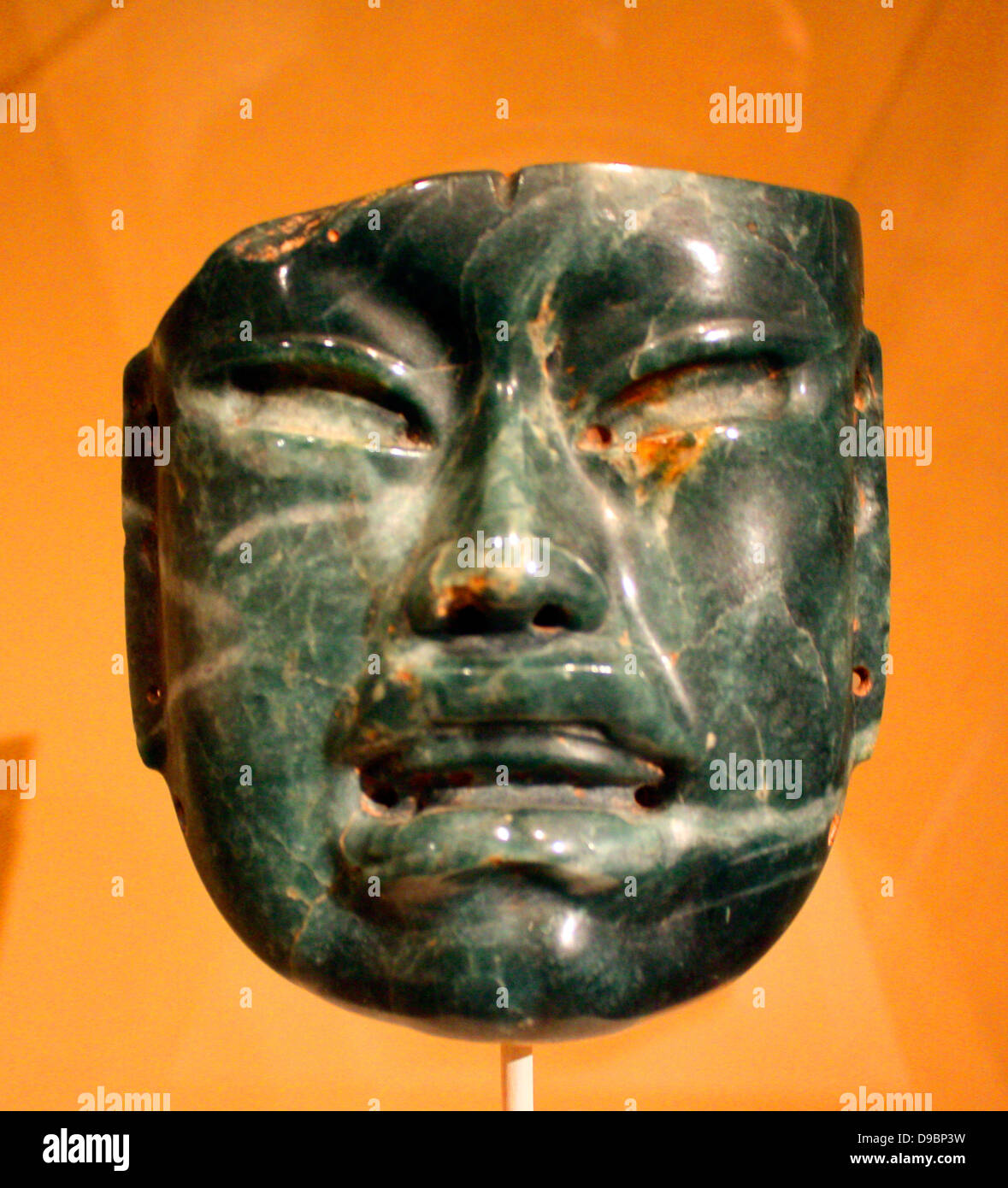 Olmec Mask. Mexiko, Olmeken. 10.-6. Jahrhundert B C. Jade (jadeit). Diese Maske, mit seinen harmonischen Proportionen und glatten, polierten Flächen der Wange, Stirn und Kinn hat eine fast fleischige Qualität der Nase und Lippen, täuscht über die unglaubliche Härte des jadeit Cobble, aus dem er gefertigt ist. Stockfoto