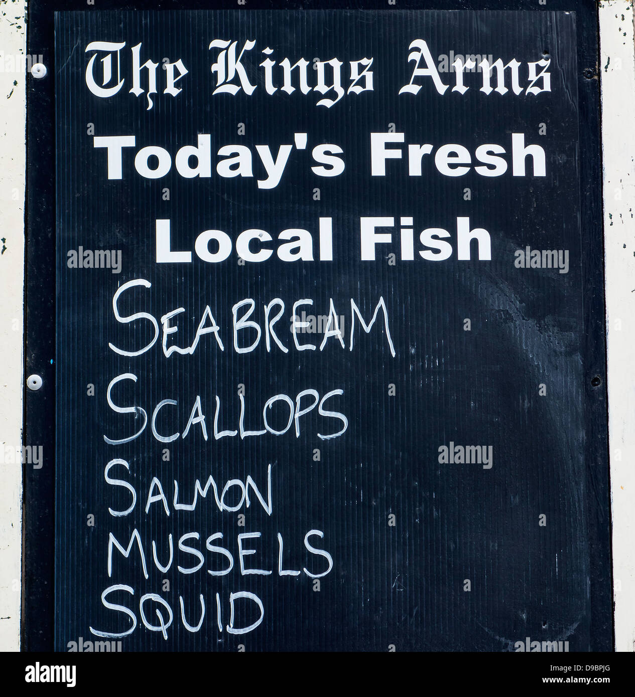 Menü außerhalb Pub, Werbung frischer Fisch, Devon, England, UK. Stockfoto