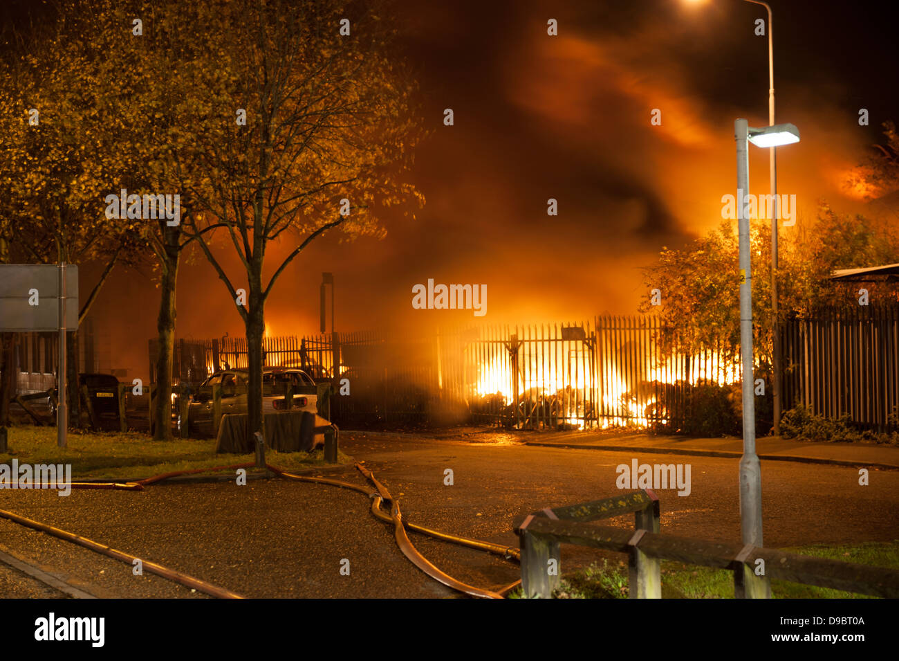 Große Fabrik-Feuer in der Nacht Flammen orange Leuchten Stockfoto
