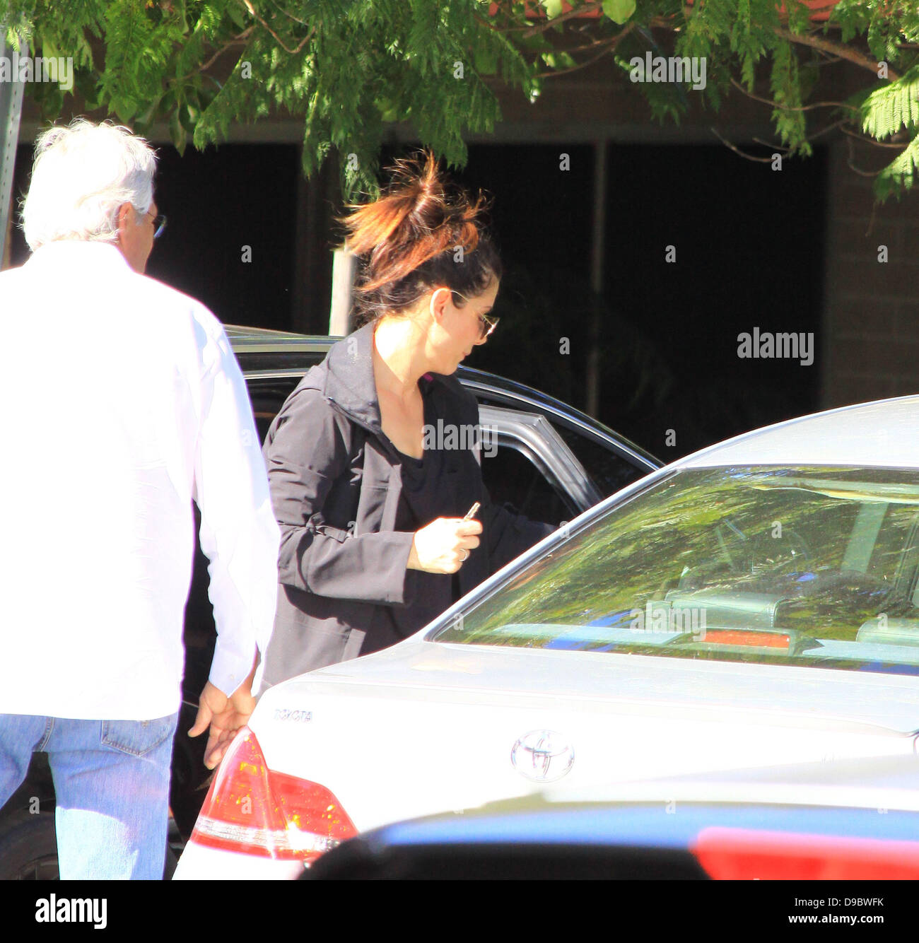 Sandra Bullock nimmt ihr Adoptivsohn Louis in Sherman Oaks, Los Angeles, Kalifornien - 26.01.12 Schule Stockfoto