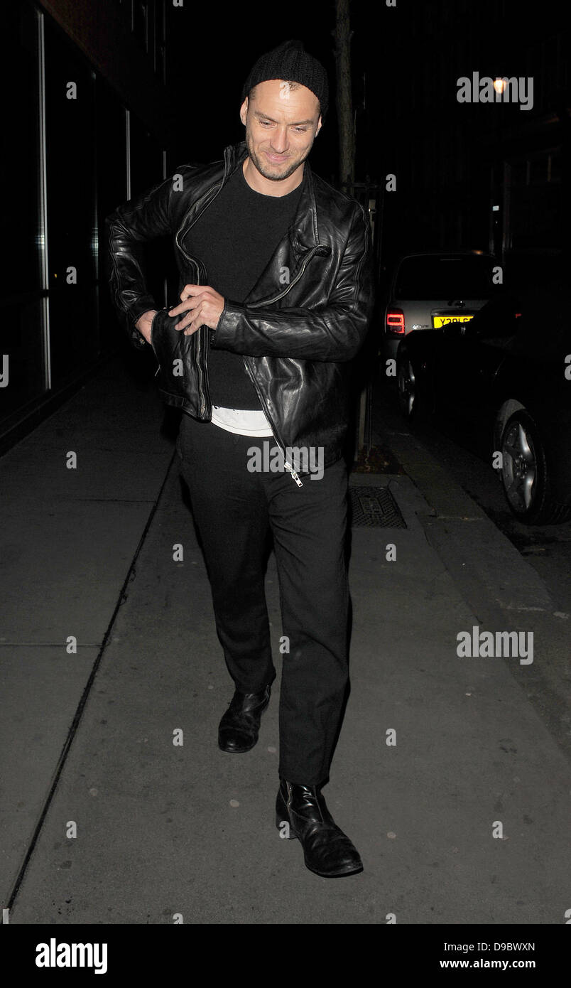 Jude Law geht durch Soho nach einem Treffen mit Lisa maurischen London, England - 26.01.12 Stockfoto