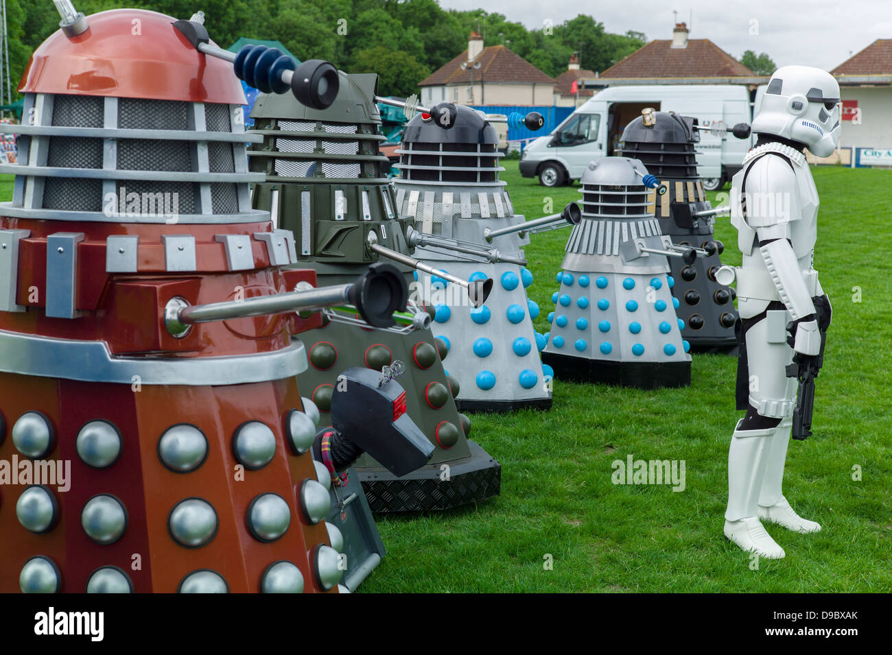 Daleks und ein SA-Mann Line-up in Herne Bay Si-Fi durch das Meer-Ereignis Stockfoto Daleks und ein SA-Mann Line-up in Herne Bay Si-Fi durch das Meer-Ereignis Stockfoto