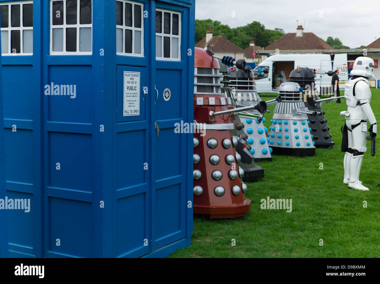 Die Tardis, Daleks und ein SA-Mann Line-up in Herne Bay Si-Fi durch das Meer-Ereignis Stockfoto Die Tardis, Daleks und ein SA-Mann Line-up in Herne Bay Si-Fi durch das Meer-Ereignis Stockfoto