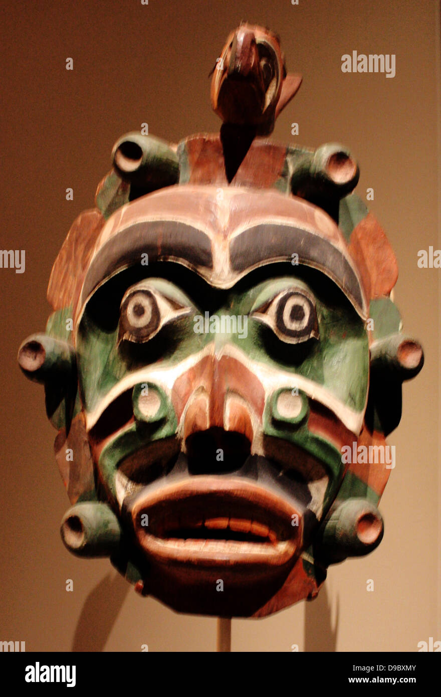 1920-25 Yagim Maske, Vancouver Island, British Columbia. Holz, Farbe. George Walkus (Kwakwaka'wakw, ca 1875-1968). Einen verstohlenen aggressive Meer Kreatur bekannt als Yagim war Teil der dramatischen Tseyka Leistungszyklus, der im dunklen Winter, wenn das Leben an der Nordwestküste bewegt sich weitgehend im Innenbereich. Stockfoto