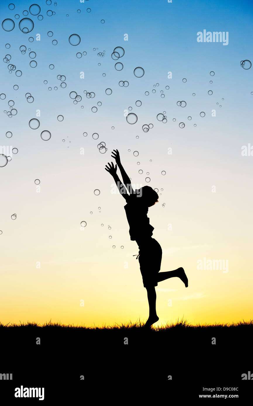 Junge Fang Bläschen bei Sonnenuntergang. Silhouette Stockfoto