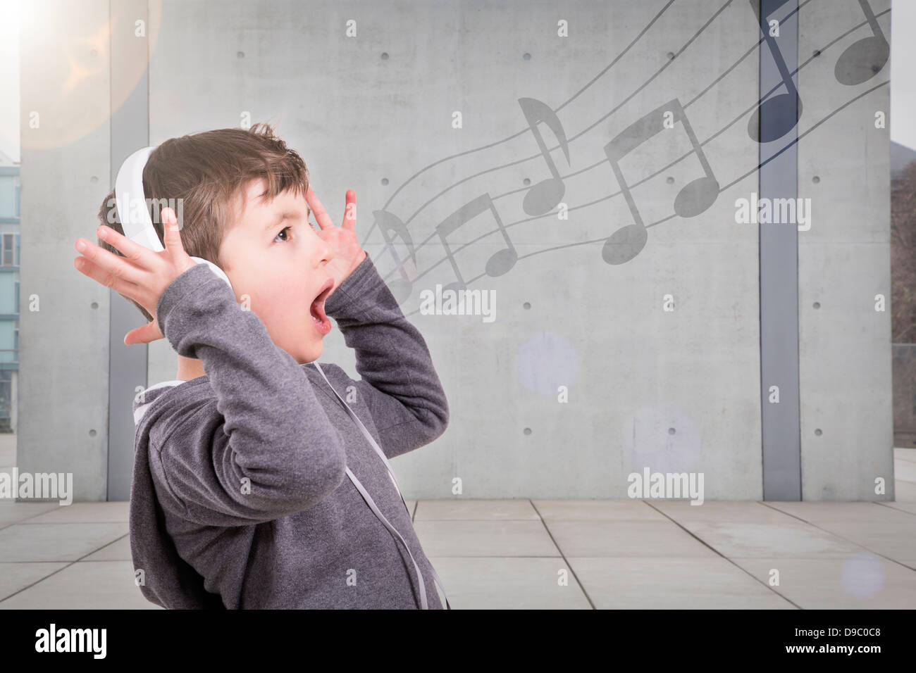 Deutschland, Brandenburg, junge Musik hören mit Kopfhörer Stockfoto