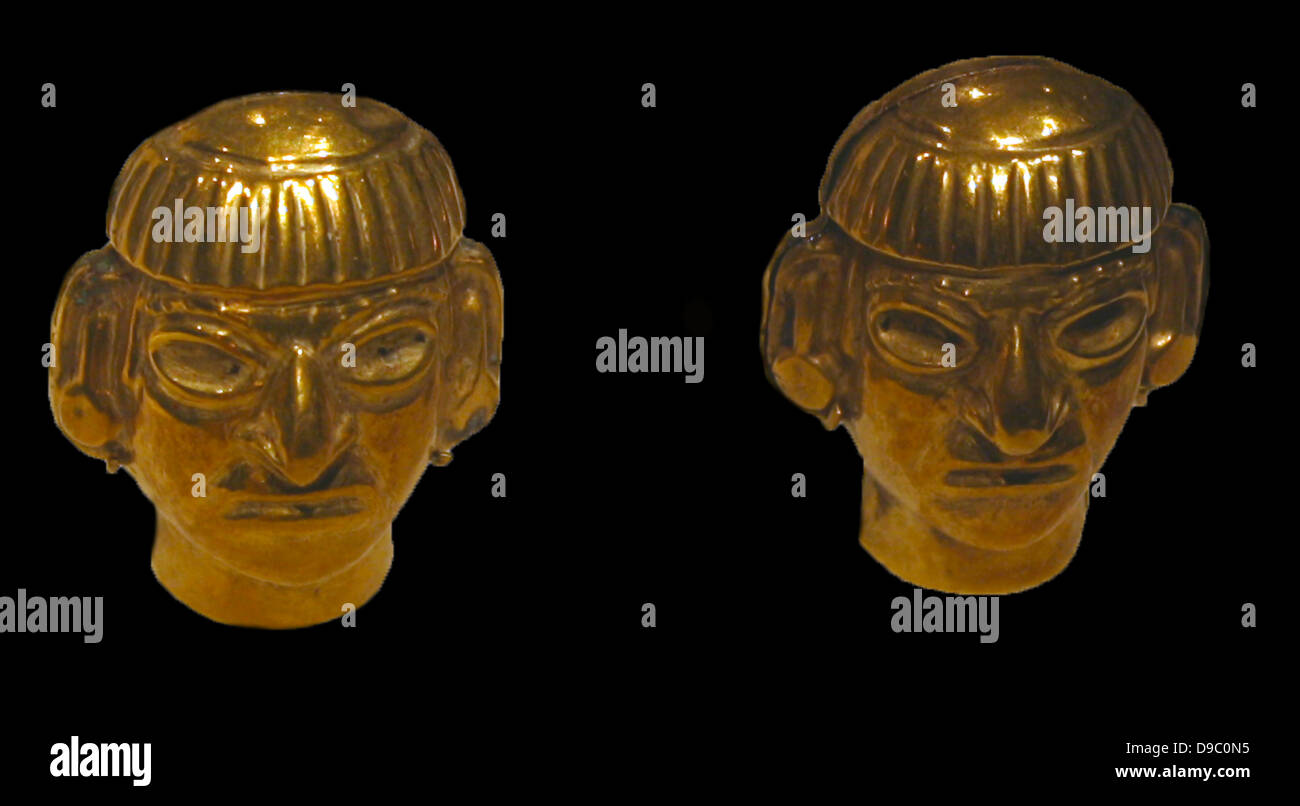 Head-Form Halskette Perlen. Peru Moche. 3. bis 7. Jahrhundert. Hammered Gold. Die Herrscher der Moche Königreiche trug Halsketten, dass Gold Perlen wie diese, die in Flächen umgearbeitet wurden, bestand. Stockfoto