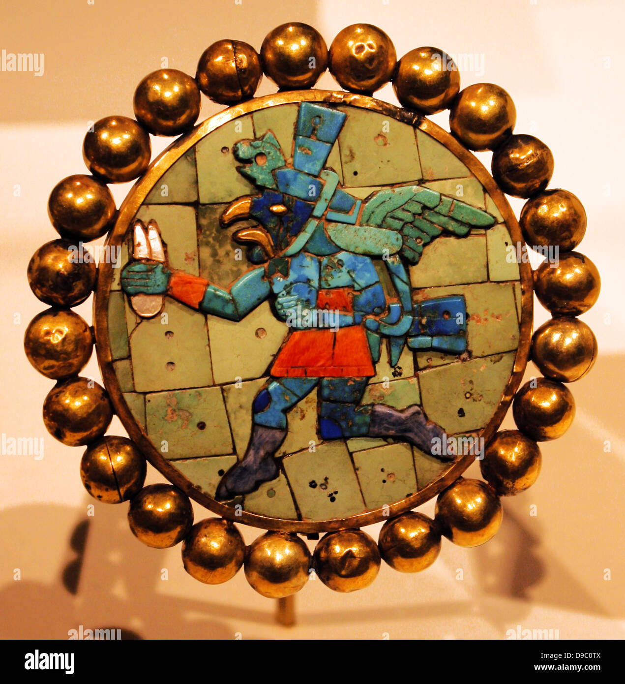 Paar Earflares. Peru Moche. 3. bis 7. Jahrhundert. Gold gehämmert, Türkis, sodalit und Shell Inlay. Große, runde Ohren Verzierungen wurden beliebten persönlichen Verzierungen von Prominenten alten peruanischen Herren und ein Zeichen ihres Status und Reichtum. Stockfoto