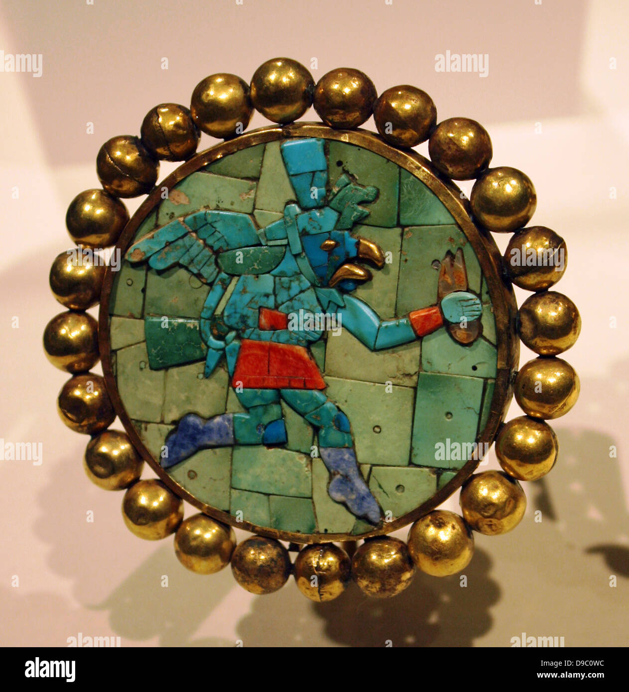 Paar Earflares. Peru, Moche. 3. bis 7. Jahrhundert. Hammered gold, turuoise, sodalit und Shell Inlay. Große, runde Ohren Verzierungen wurden beliebten persönlichen Verzierungen von Prominenten alten peruanischen Herren und ein Zeichen ihres Status und Reichtum. Stockfoto