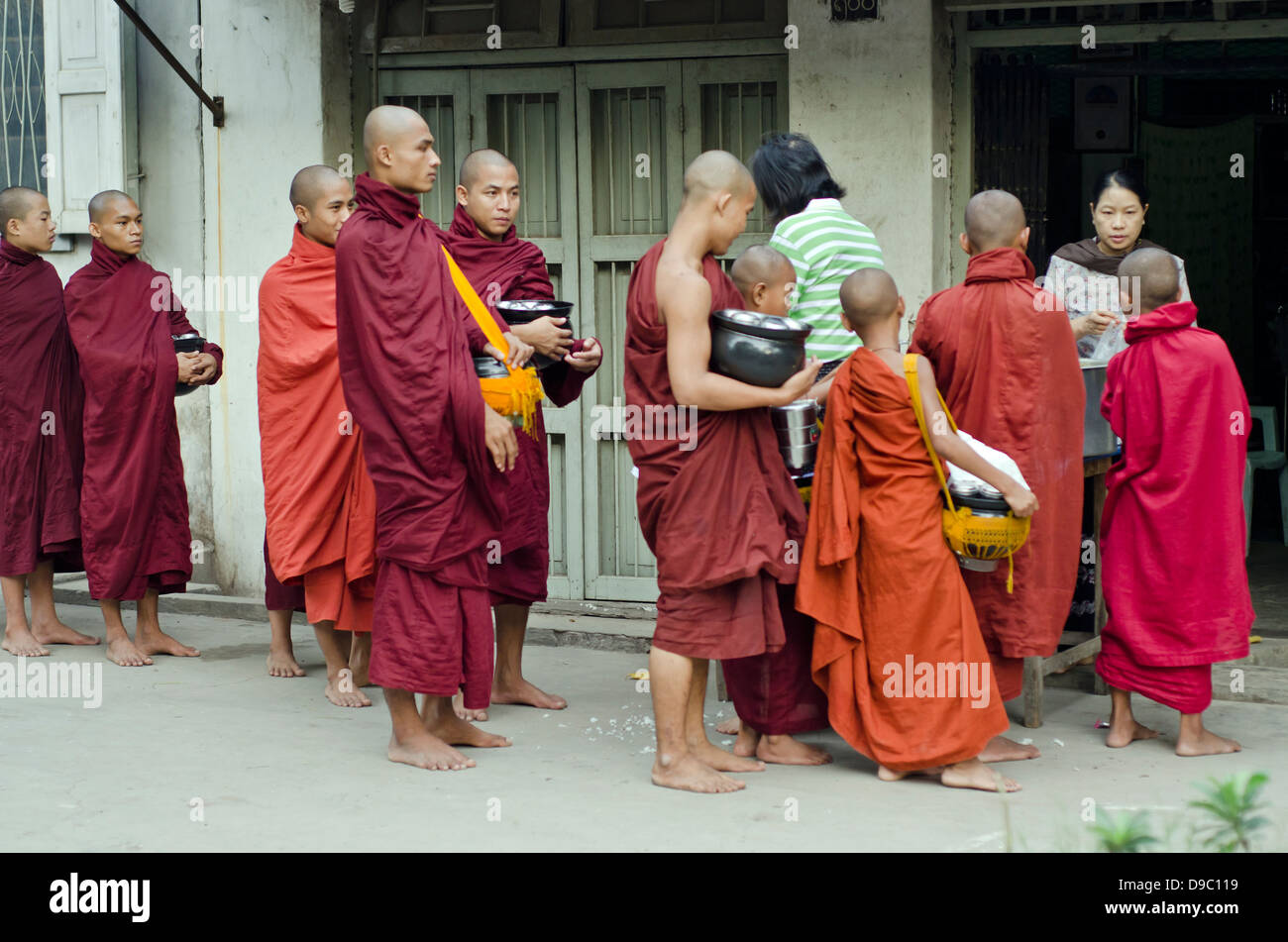 Mönche, die betteln, Mandalay, Birma Stockfoto