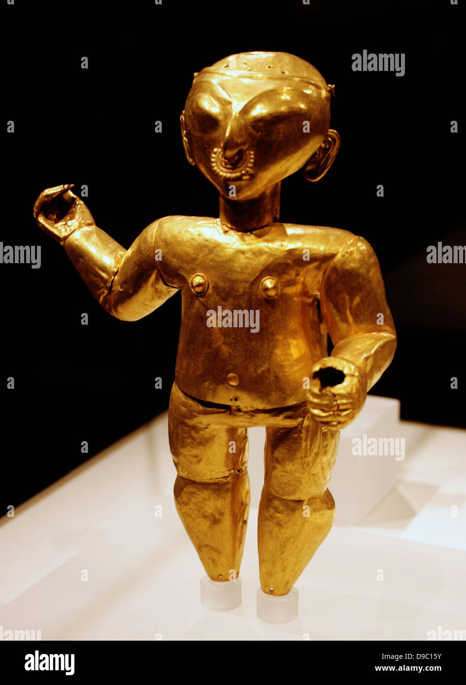 Stehende Figur. Ecuador oder Kolumbien, tolita-tumaco. 1./4. Jahrhunderts, gehämmert Gold. Dreidimensionale Figuren in der tolita-tumaco Stil zu den außergewöhnlichsten Prä gold Objekte. Die Abbildung angezeigt hier durch seine dekoriert Nase ornament unterschieden wird. Die tolita-tumaco Stil befindet sich auf der Ecuador-Colombian Grenze entlang der Pazifikküste. Stockfoto