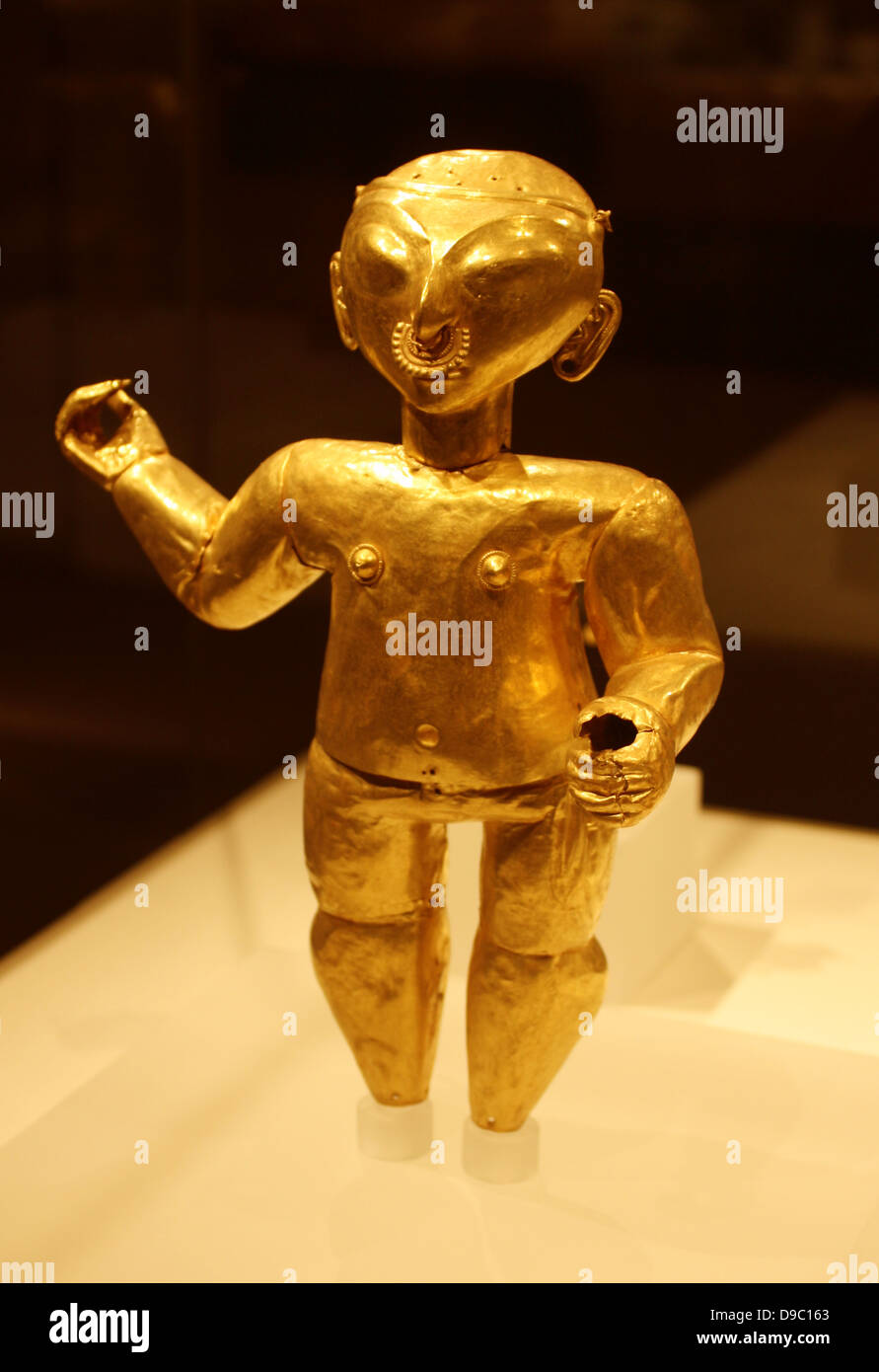 Stehende Figur. Ecuador oder Kolumbien, tolita-tumaco. 1./4. Jahrhunderts, gehämmert Gold. Dreidimensionale Figuren in der tolita-tumaco Stil zu den außergewöhnlichsten Prä gold Objekte. Die Abbildung angezeigt hier durch seine dekoriert Nase ornament unterschieden wird. Die tolita-tumaco Stil befindet sich auf der Ecuador-Colombian Grenze entlang der Pazifikküste. Stockfoto