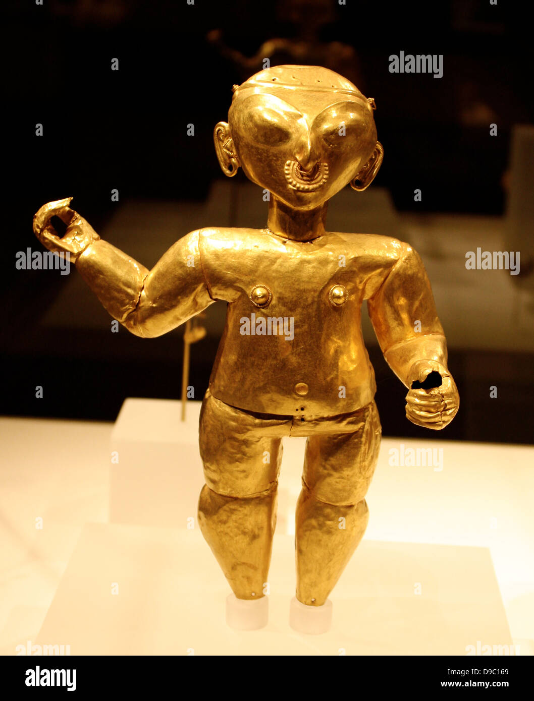 Stehende Figur. Ecuador oder Kolumbien, tolita-tumaco. 1./4. Jahrhunderts, gehämmert Gold. Dreidimensionale Figuren in der tolita-tumaco Stil zu den außergewöhnlichsten Prä gold Objekte. Die Abbildung angezeigt hier durch seine dekoriert Nase ornament unterschieden wird. Die tolita-tumaco Bereich Stil Stil befindet sich auf der Ecuador-Colombian Grenze entlang der Pazifikküste. Stockfoto