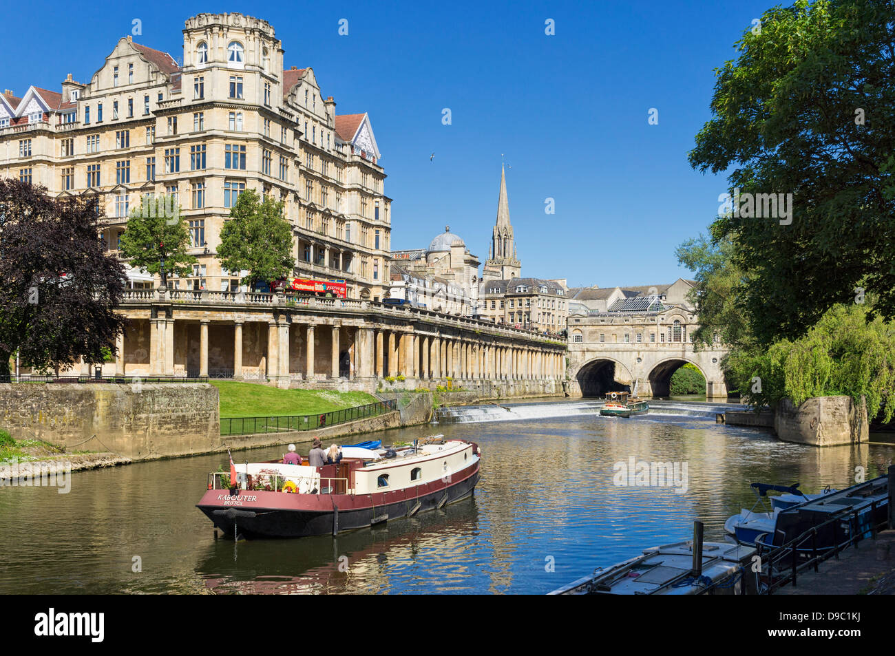River Avon in Bath, England, UK, Somerset - mit Pulteney-Brücke im Hintergrund Stockfoto