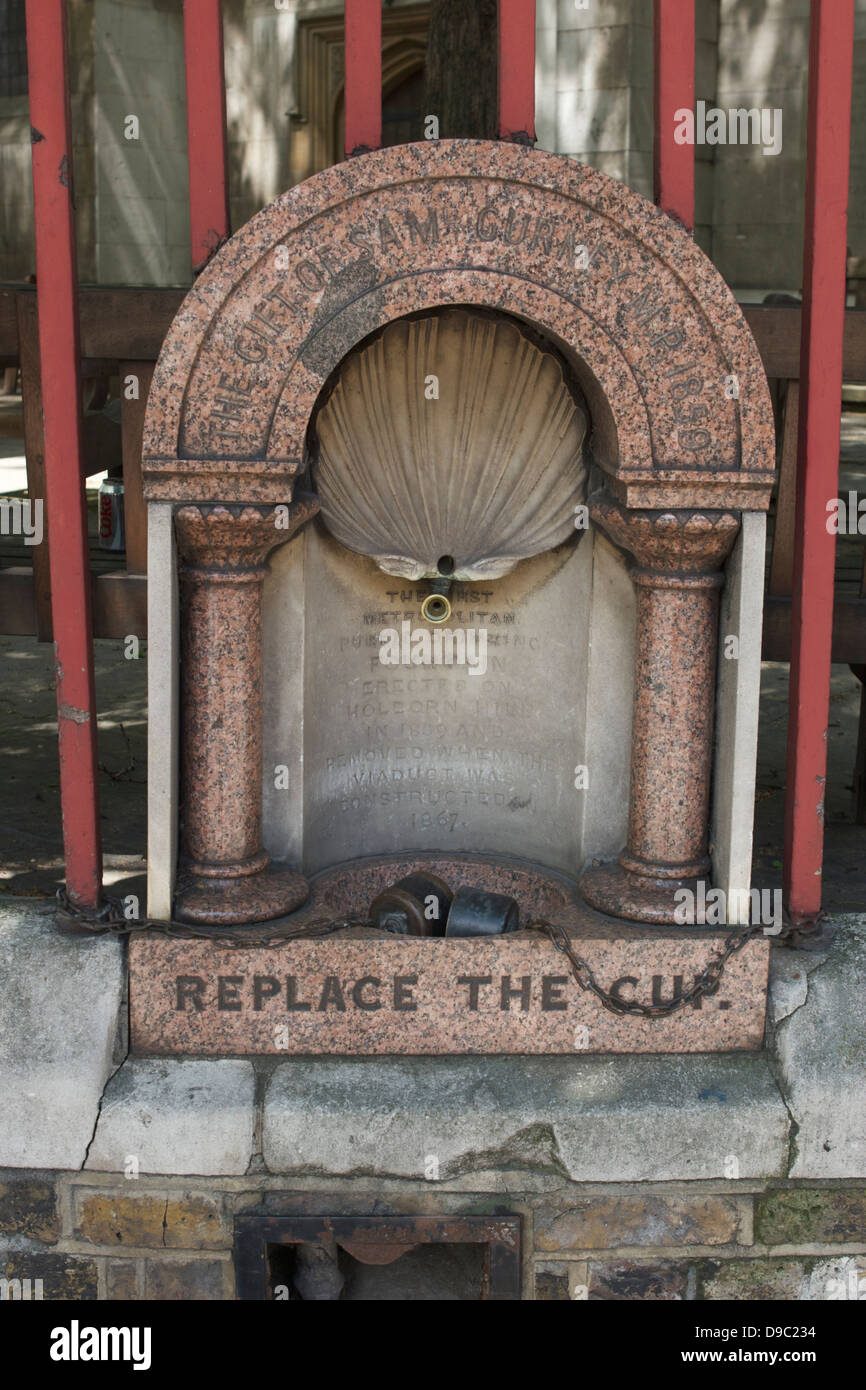 London-Trinkbrunnen mit Cups: ersetzen Sie den Cup Stockfoto