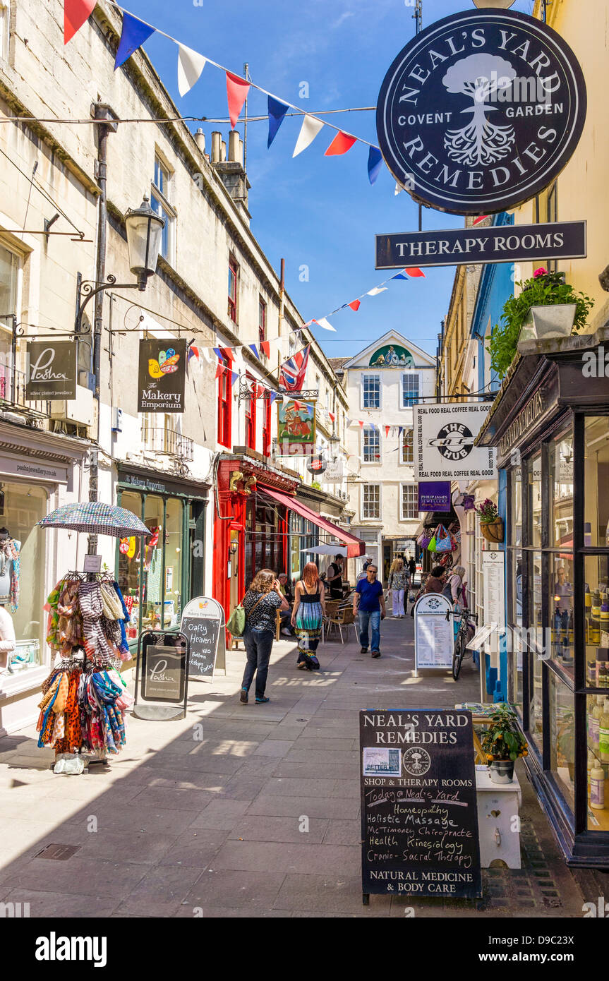 Geschäfte in einer Einkaufsstraße in Bath, Somerset, England, UK Stockfoto