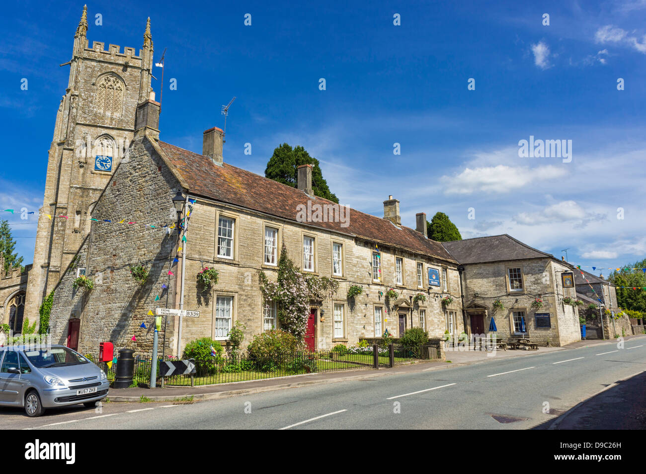 Hütten und Kirche bei Kilmersdon Dorf, Somerset, England, UK Stockfoto