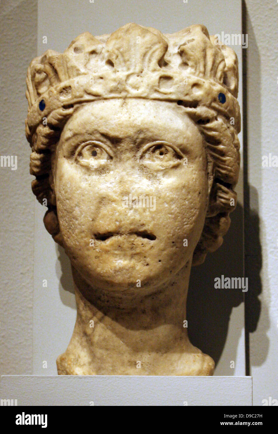 Kalkstein-Kopf eines bärtigen Mannes, möglicherweise Jupiter.  Italienischen Süden, möglicherweise Apulien.  Geschnitzte 1200-1300. Stockfoto