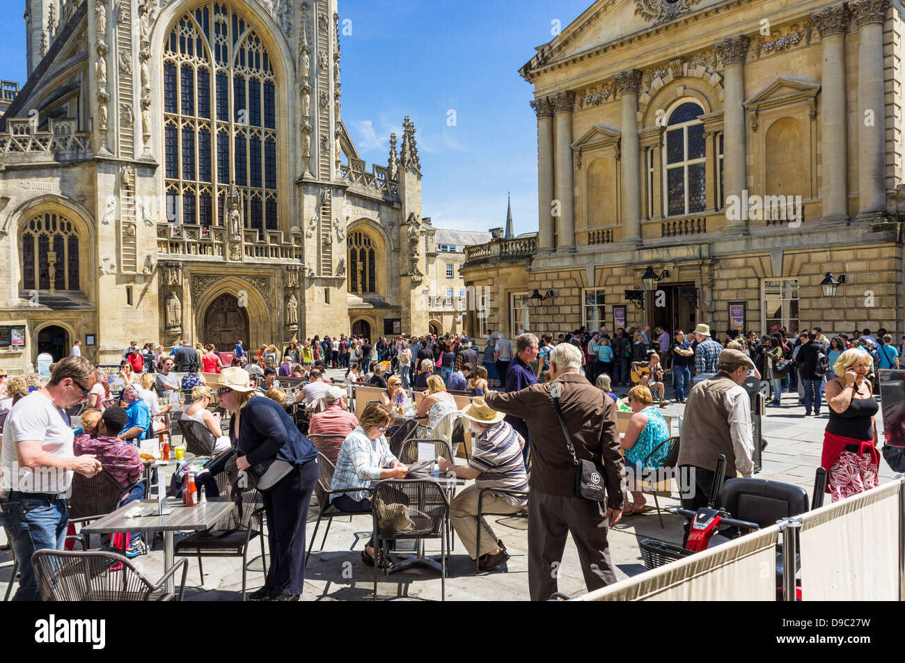 Cafés außerhalb der Abteikirche von Bath, Bath, Somerset, UK im Sommer Stockfoto