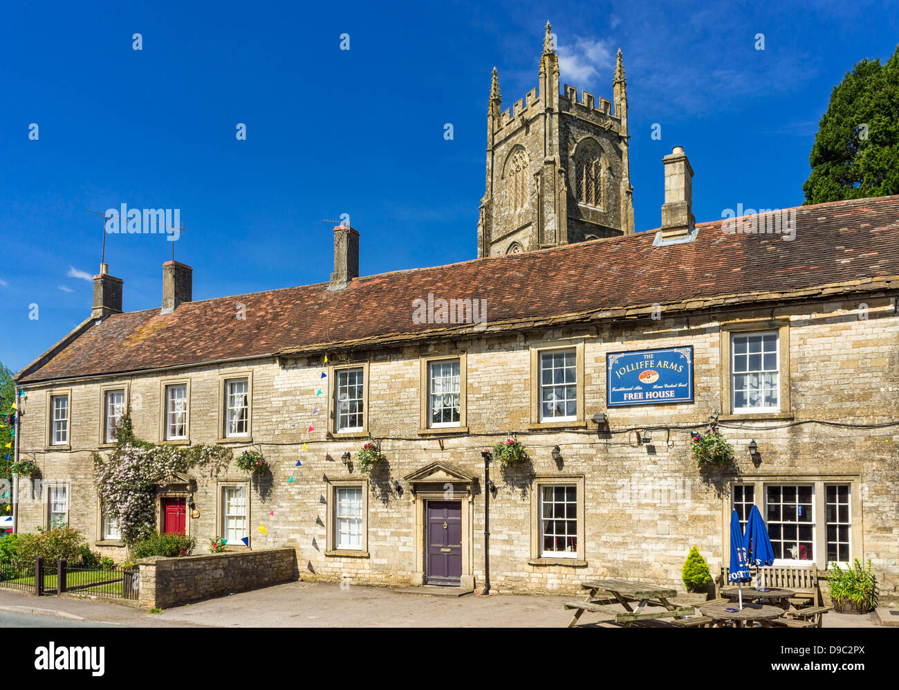 Dorfkneipe - Jolliffe Arme bei Kilmersdon, Somerset, England, UK - mit Kirche hinter Englisch Stockfoto