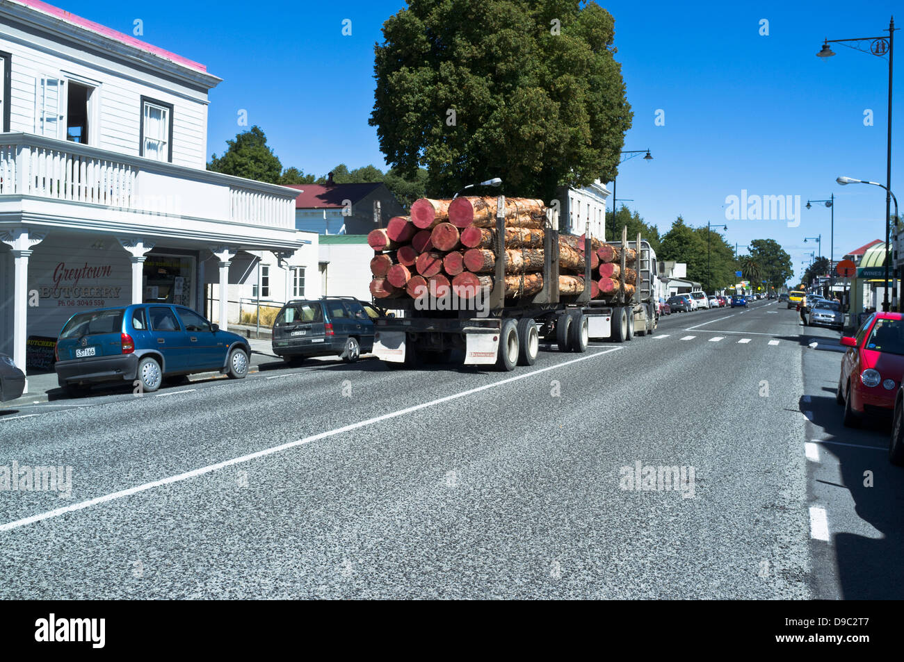 dh GREYTOWN Neuseeland schwere Holz-LKW-Ladung auf Autobahn 2 Stockfoto