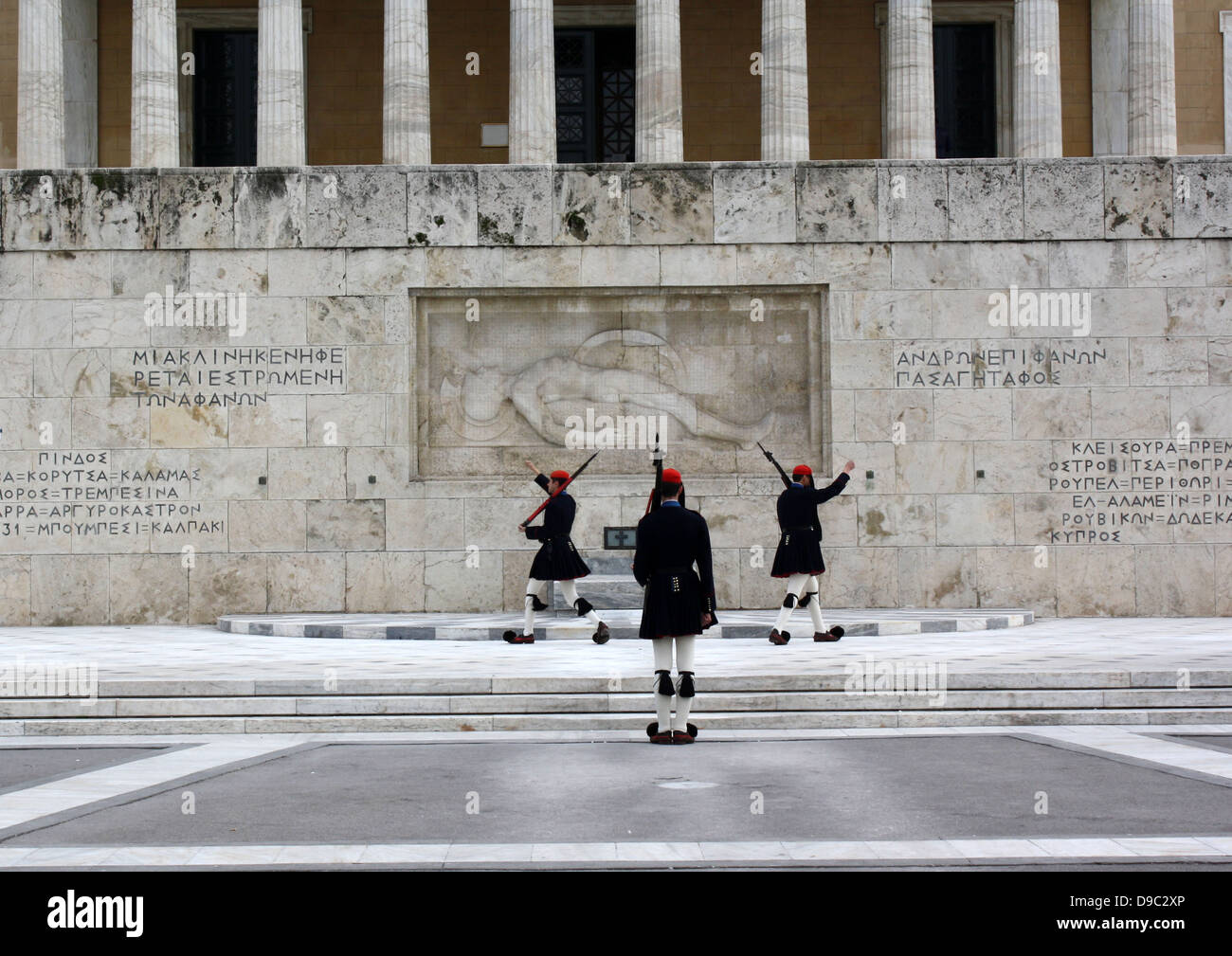 Grabmal des Unbekannten Soldaten; 25. März 1932 eröffnet. Ein kriegerdenkmal für gefallene Soldaten, vor dem griechischen Parlament Gebäude, Athen. Stockfoto