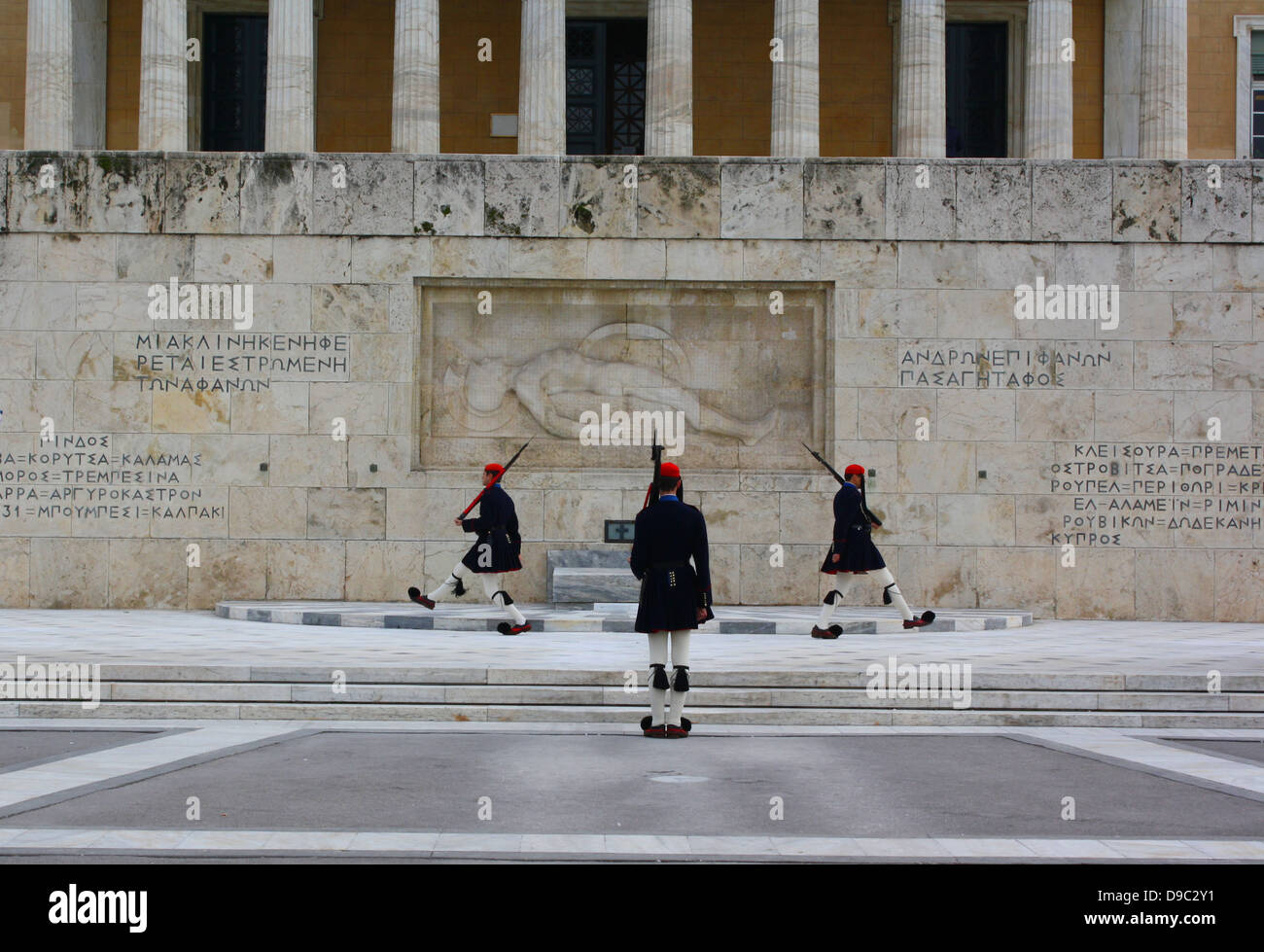 Grabmal des Unbekannten Soldaten; 25. März 1932 eröffnet. Ein kriegerdenkmal für gefallene Soldaten, vor dem griechischen Parlament Gebäude, Athen. Stockfoto
