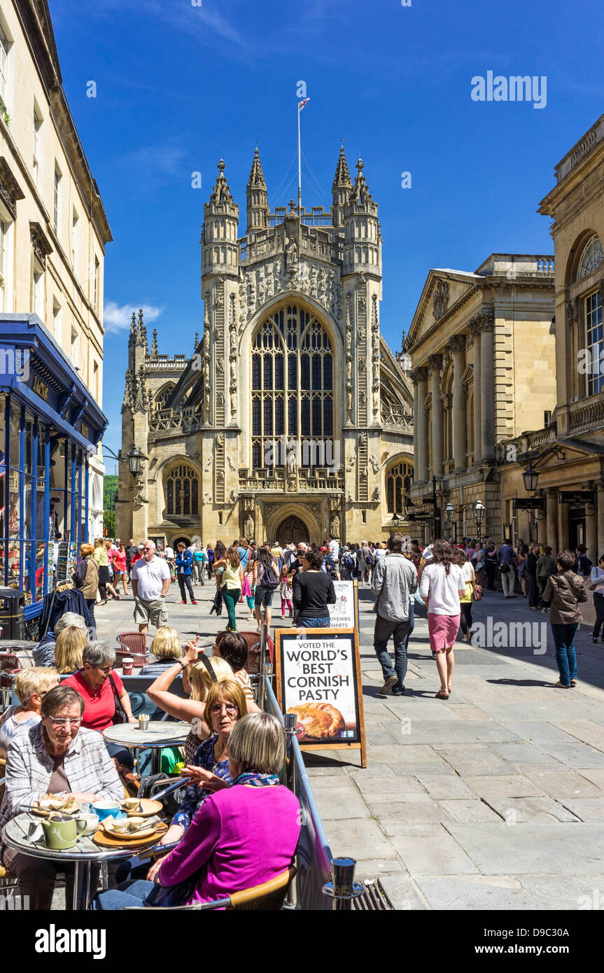 Menschen in Cafés außerhalb der Abteikirche von Bath, Bath, Somerset, England, UK Stockfoto