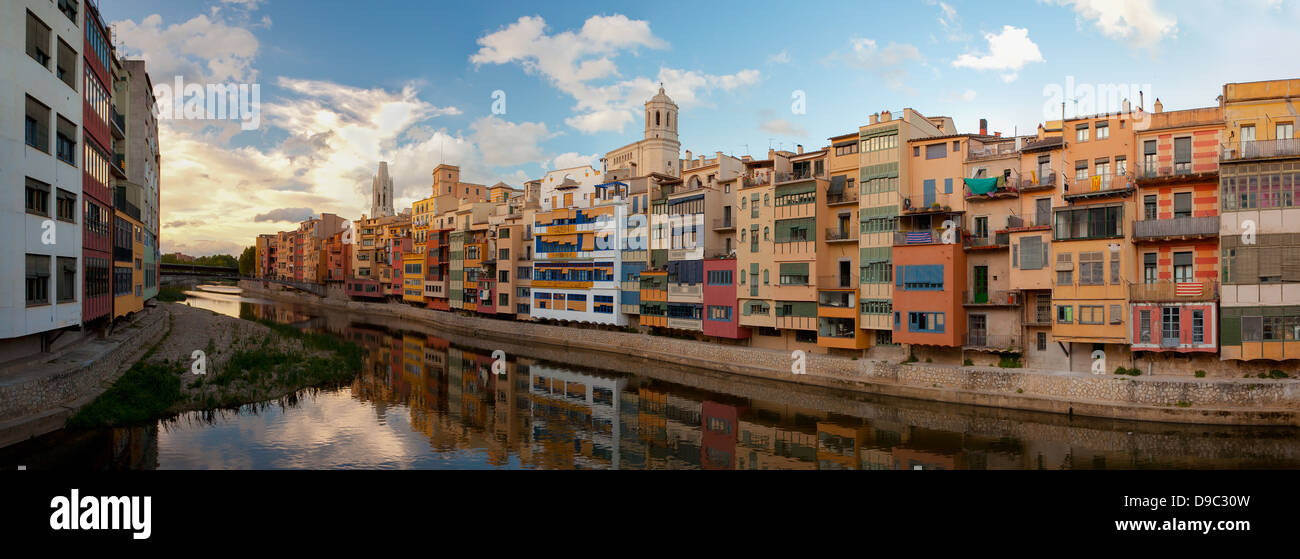 Panoramablick über Girona, die farbigen Häuser, Katalonien, Spanien Stockfoto