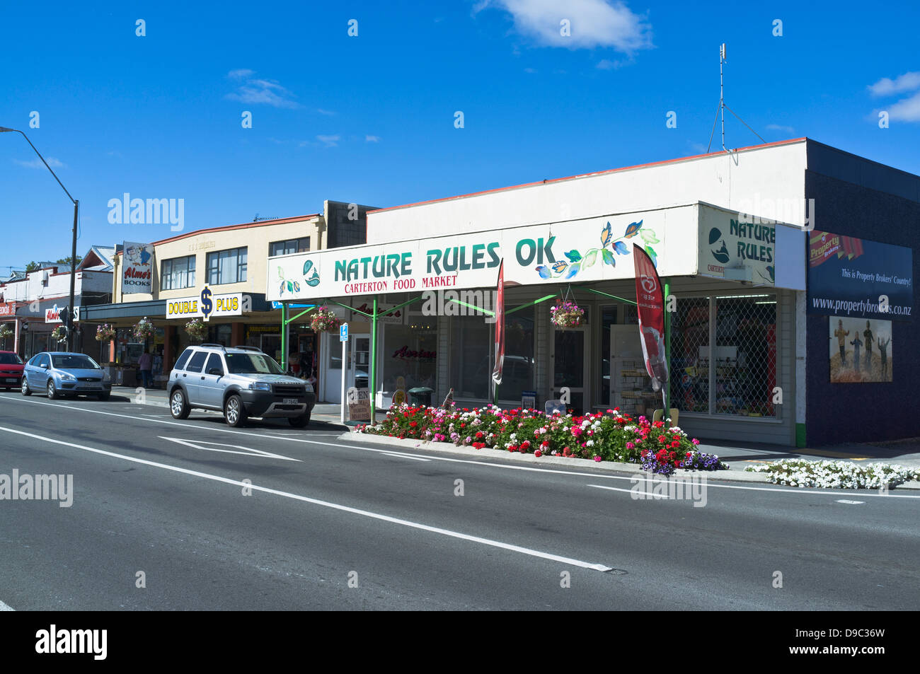 dh CARTERTON NEW ZEALAND Stadt Geschäfte Hautpstraße Staatsstraße 2 Stockfoto