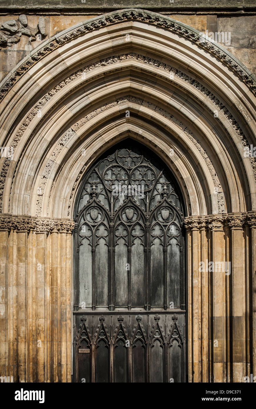 Reich verzierte gotische Tür Bogen Detail York Minster Cathedral. Stockfoto