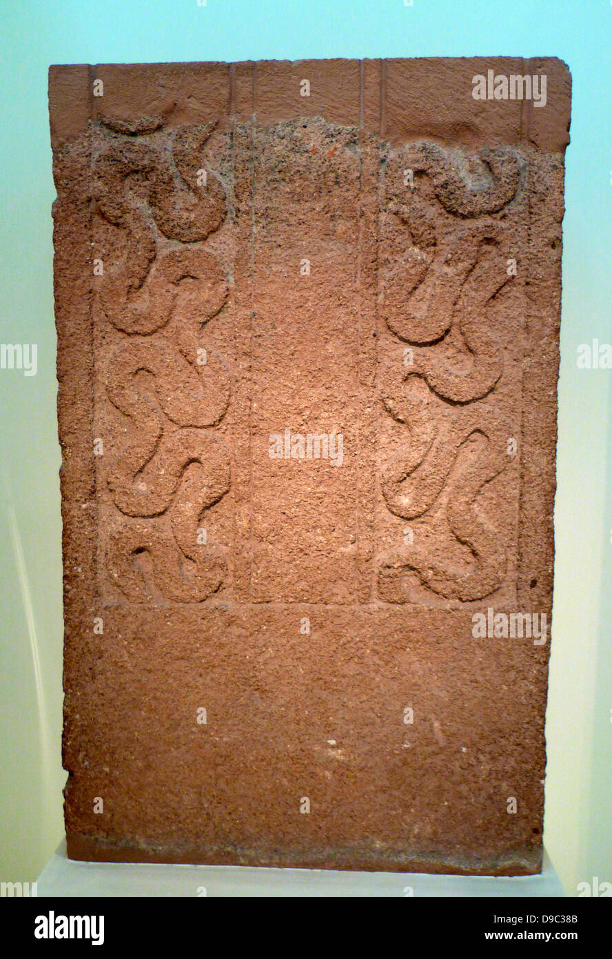 Grabkunst Stele aus porösem Stein mit einem Wagen Szene in der Entlastung. Mykene Grab Stele von Grab Kreis ein Grab V, 16. Jahrhundert v. Chr., Griechenland. Pyxis bzw. der Mixbecher mit Deckel. Griechische Beerdigung jar ca. 8 Jahrhundert v. Chr. in Athen, Griechenland. Stockfoto