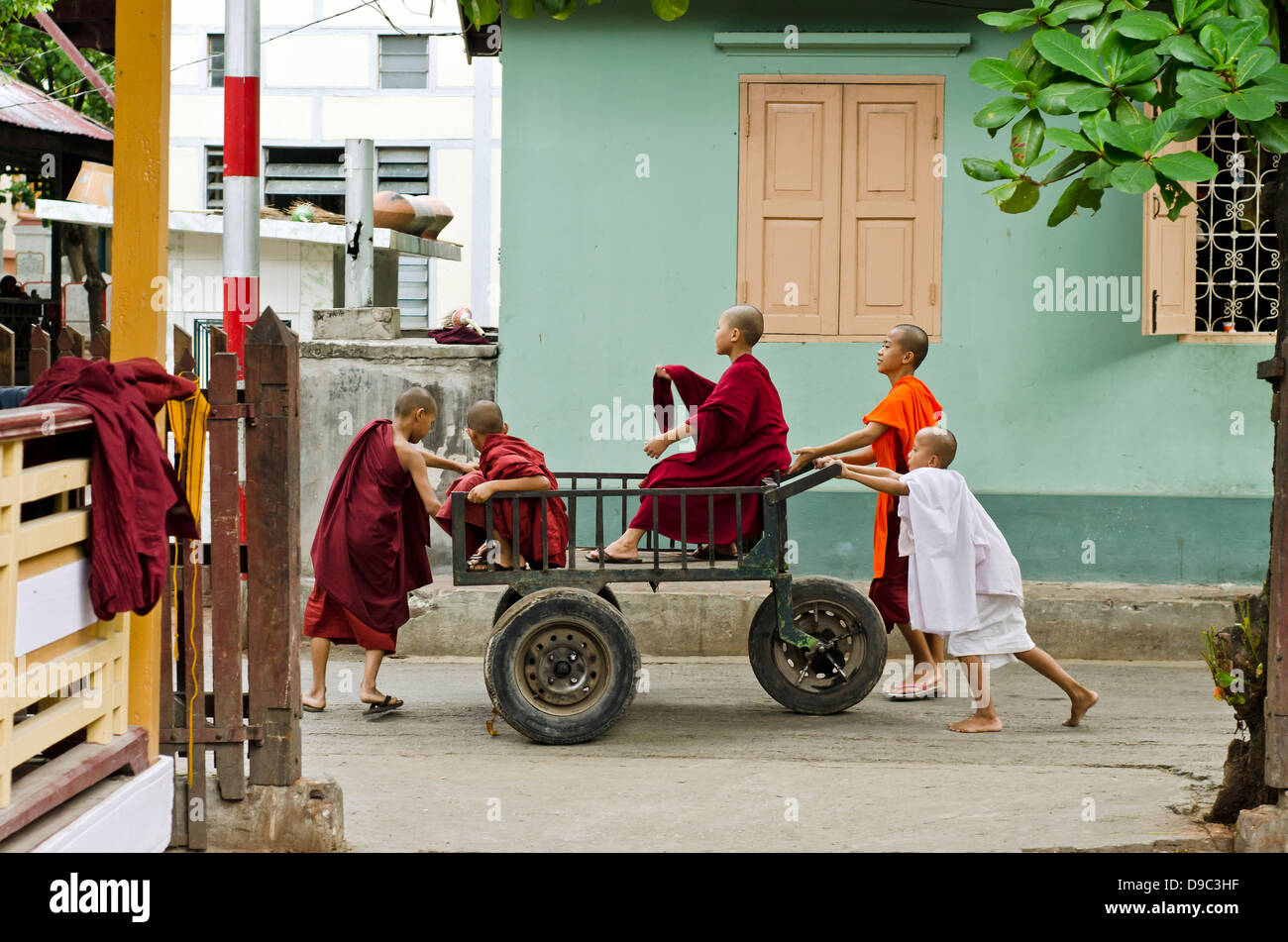 Junge Mönche in Maha Gandhayon Kyaung, buddhistisches Kloster, Amarapura, Birma Stockfoto