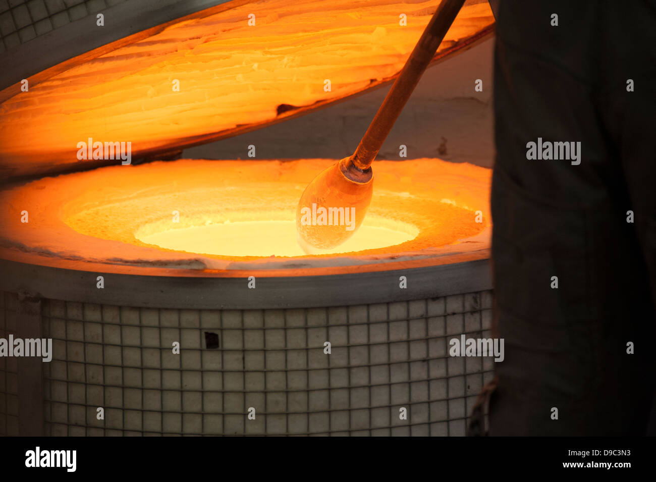 Flüssige Glasschmelze in Ofen Kuppel weht Stockfoto