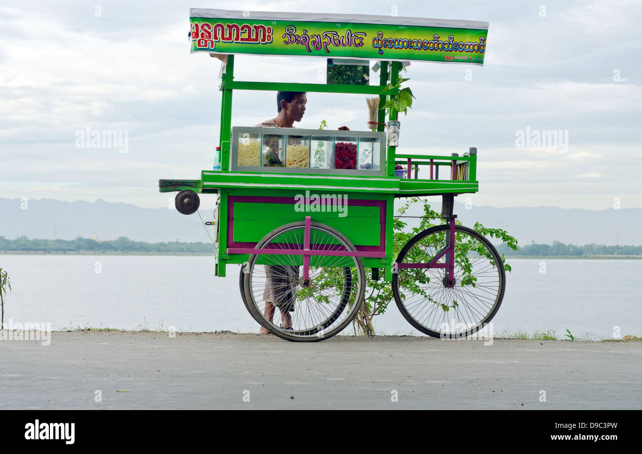 Süßwaren Hersteller, U-Bein Brücke, Amarapura, Birma Stockfoto