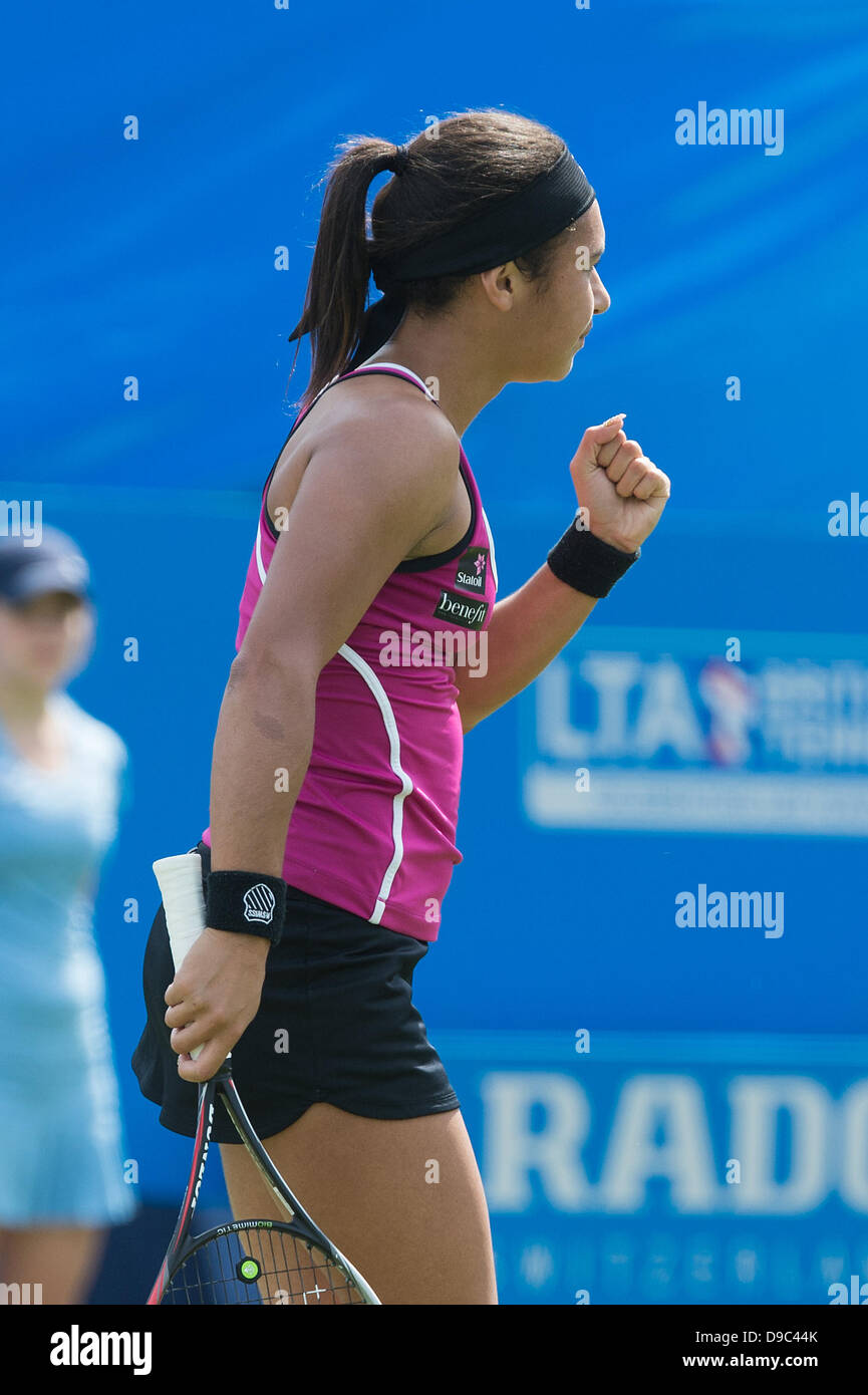 Eastbourne, Vereinigtes Königreich. 17. Juni 2013. Aegon International 2013 Eastbourne UK - Montag, den 17. Juni. Heather Watson aus Großbritannien feiert einen gewonnenen Punkt in ihrem Match gegen Varvara Lepchenko der USA auf dem Centrecourt. Heather Watson gewann das Match 6-3, 6-4. Bildnachweis: Mike Französisch/Alamy Live-Nachrichten Stockfoto