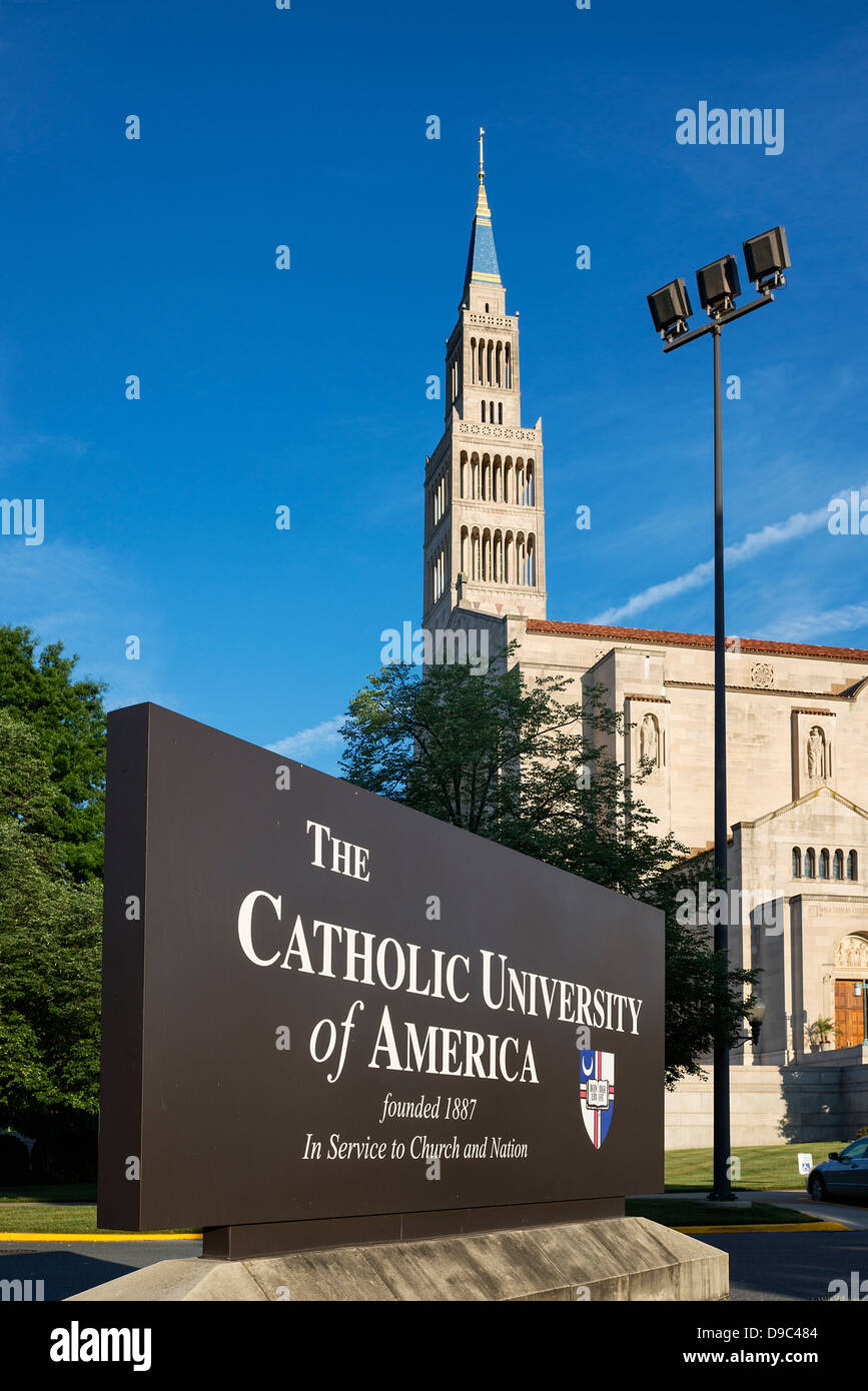 Der Catholic University of America-Campus mit nationaler Schrein Basilika im Hintergrund, Washington DC, USA Stockfoto